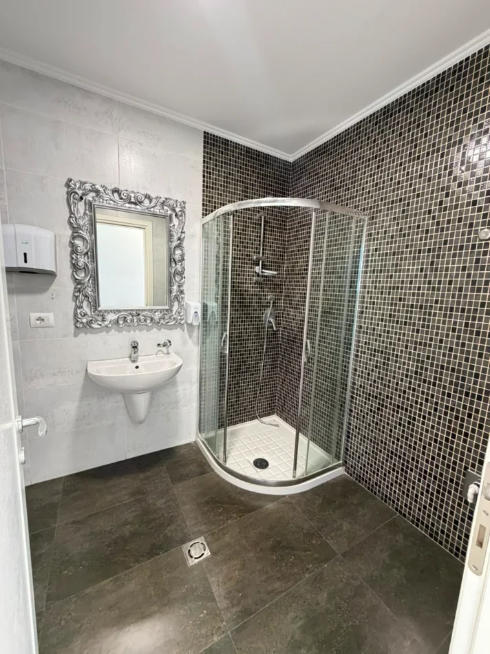 Tirane, jepet me qera zyre Kati 8, 180 m² 2.500 € (Hilton Garden Inn)