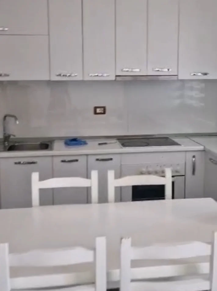 Tirane, jepet me qera apartament 2+1+Ballkon Kati 7, 80 m² 700 € (Rruga Teodor Keko, pranë Marinaj Hotel)