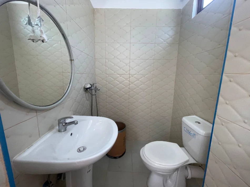 Tirane, jepet me qera apartament 1+1 Kati 0, 250 € (Rruga Idriz Dollaku)