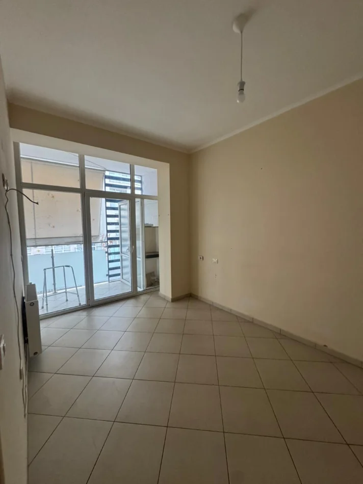 Tirane, shitet apartament 1+1 Kati 2, 72 m² 201.000 € (Komuna e Parisit)