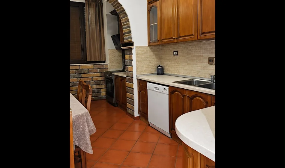 Tirane, jepet me qera apartament 2+1 Kati 5, 148 m² 1.000 € 