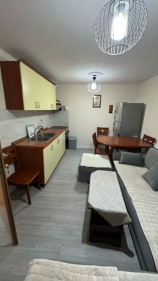 Tirane, jepet me qera apartament 1+1+Ballkon Kati 1, 60 m² 350 € (Rr e Dibrës, pranë Komisariatit Nr. 4)