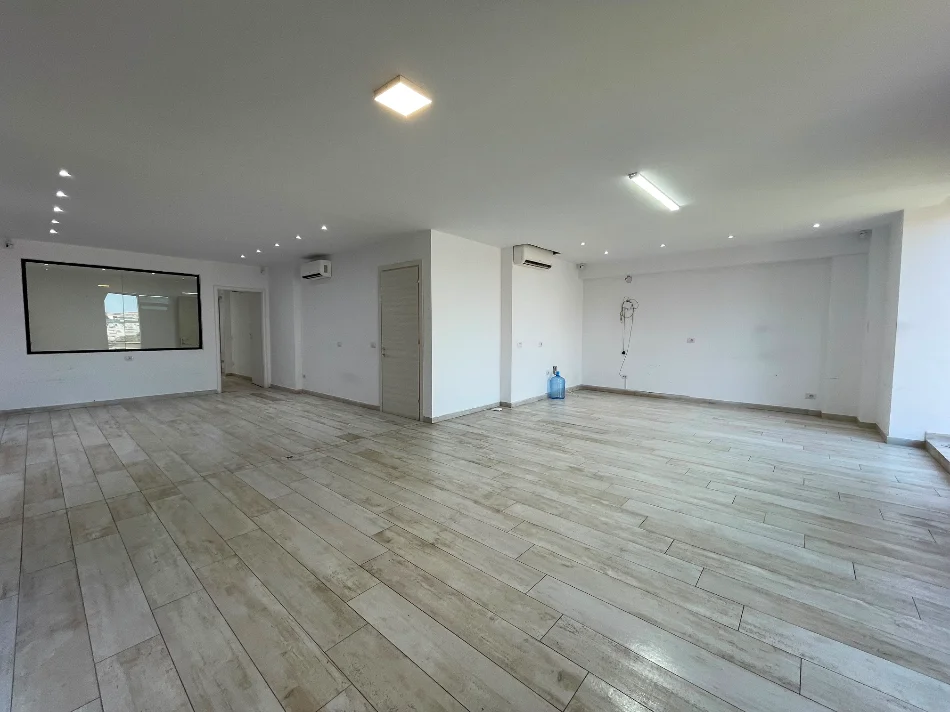 Tirane, jepet me qera ambjent biznesi Kati 5, 156 m² 2.500 € (Rruga e Kavajes)