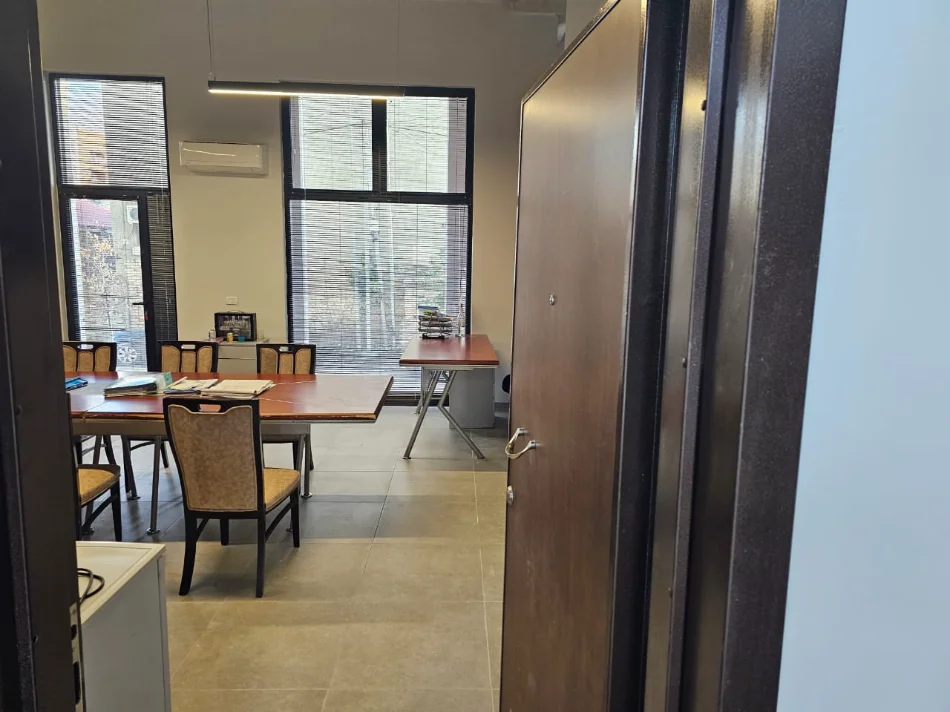 Tirane, jepet me qera ambjent biznesi , 52 m² 156.000 € (Rruga Jordan Misja)