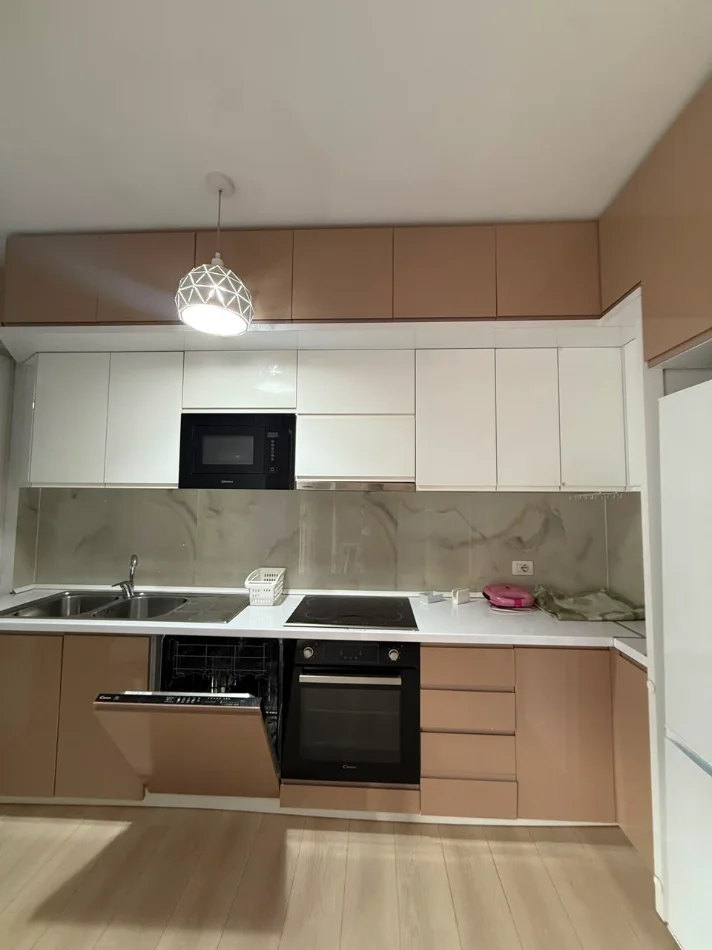Tirane, jepet me qera apartament 2+1 , 90 m² 600 € (Rruga 5 Maji)