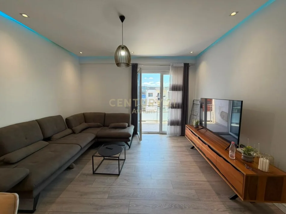 Tirane, jepet me qera apartament 2+1 Kati 8, 106 m² 800 € (Spitali Amerikan 3)