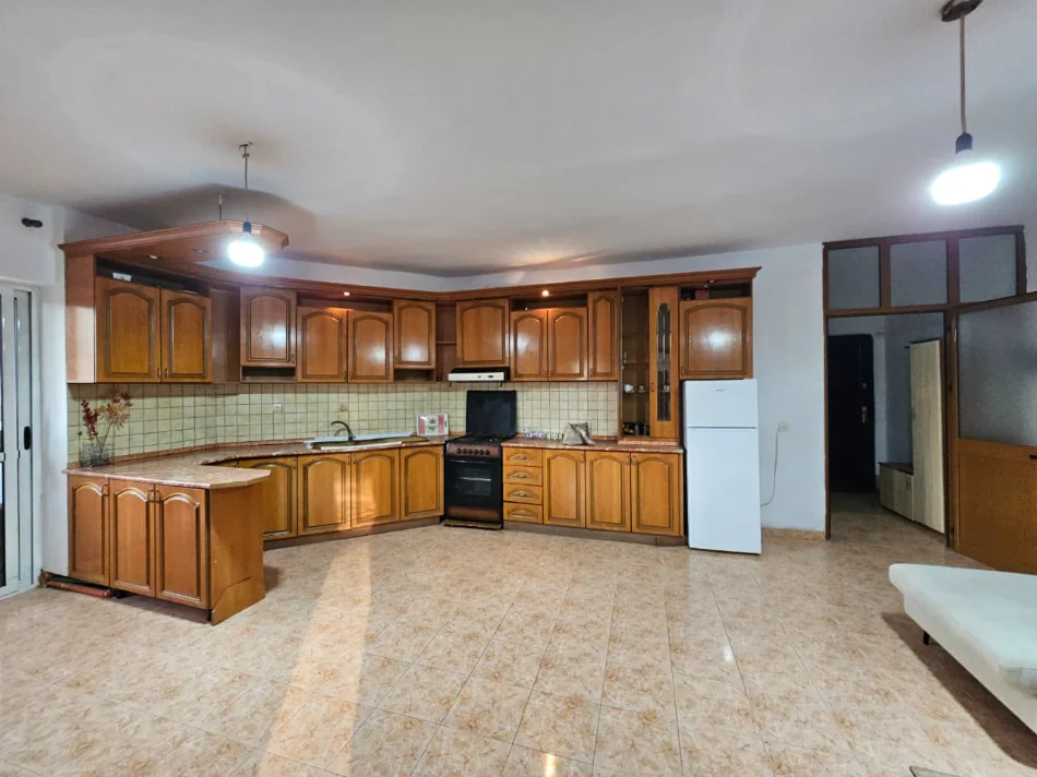 Tirane, jepet me qera apartament 2+1+Ballkon Kati 9, 85 m² 550 € (Rruga Dritan Hoxha)
