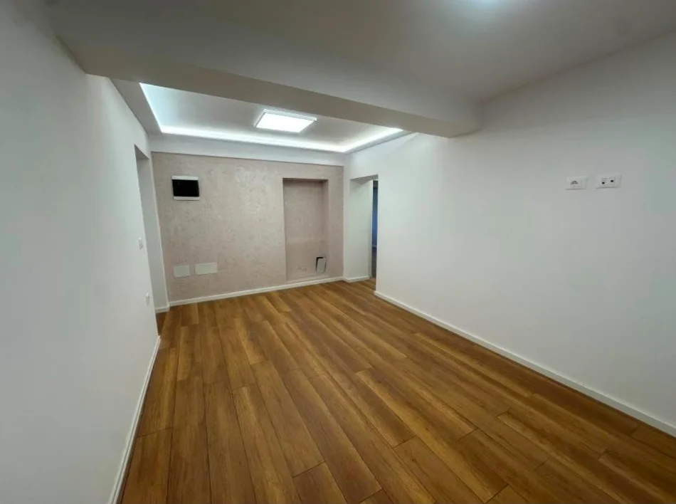 Tirane, jepet me qera ambjent biznesi Kati 2, 78 m² 750 € (Brryl, pranë Maternitetit të Ri)