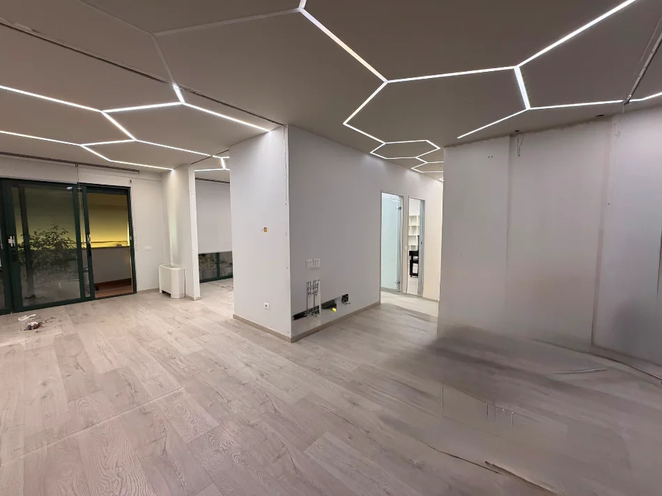 Tirane, jepet me qera zyre Kati 3, 140 m² 2.000 € (Blloku)