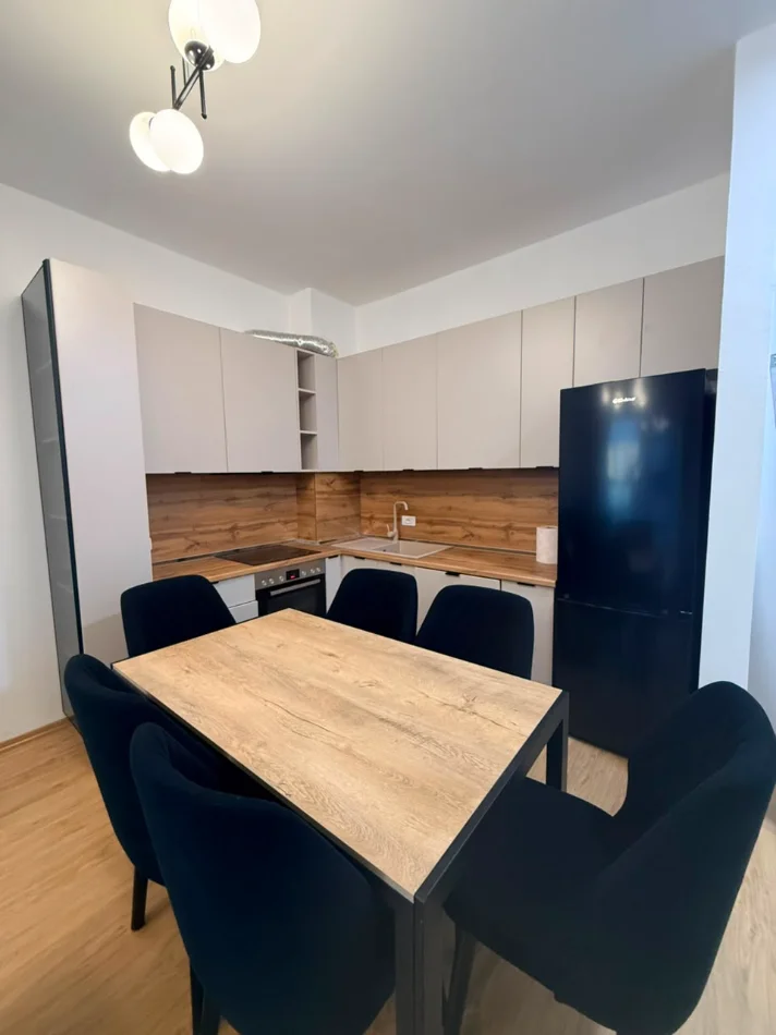 Tirane, jepet me qera apartament 1+1+Ballkon Kati 5, 70 m² 550 € (Rruga 5 Maji)