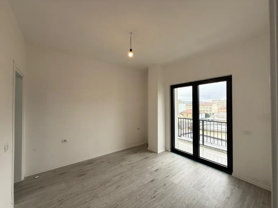 Tirane, jepet me qera zyre , 100 m² 1.000 € (QENDËR)