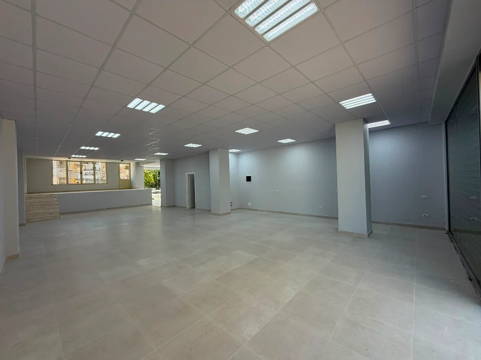 Tirane, jepet me qera ambjent biznesi Kati 0, 198 m² 1.000 € (Astiri)