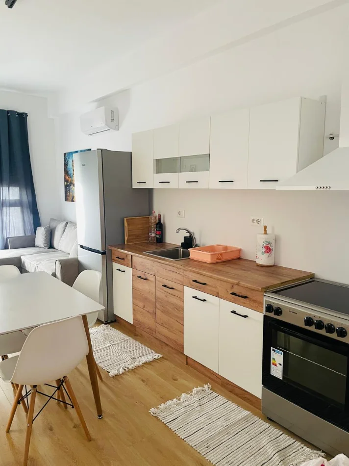 Tirane, jepet me qera apartament 1+1 , 50 m² 380 € (Ali Demi)