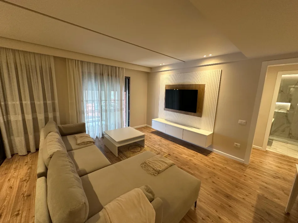 Tirane, jepet me qera apartament 1+1 , 75 m² 750 € (Kompleksi Delijorgji)