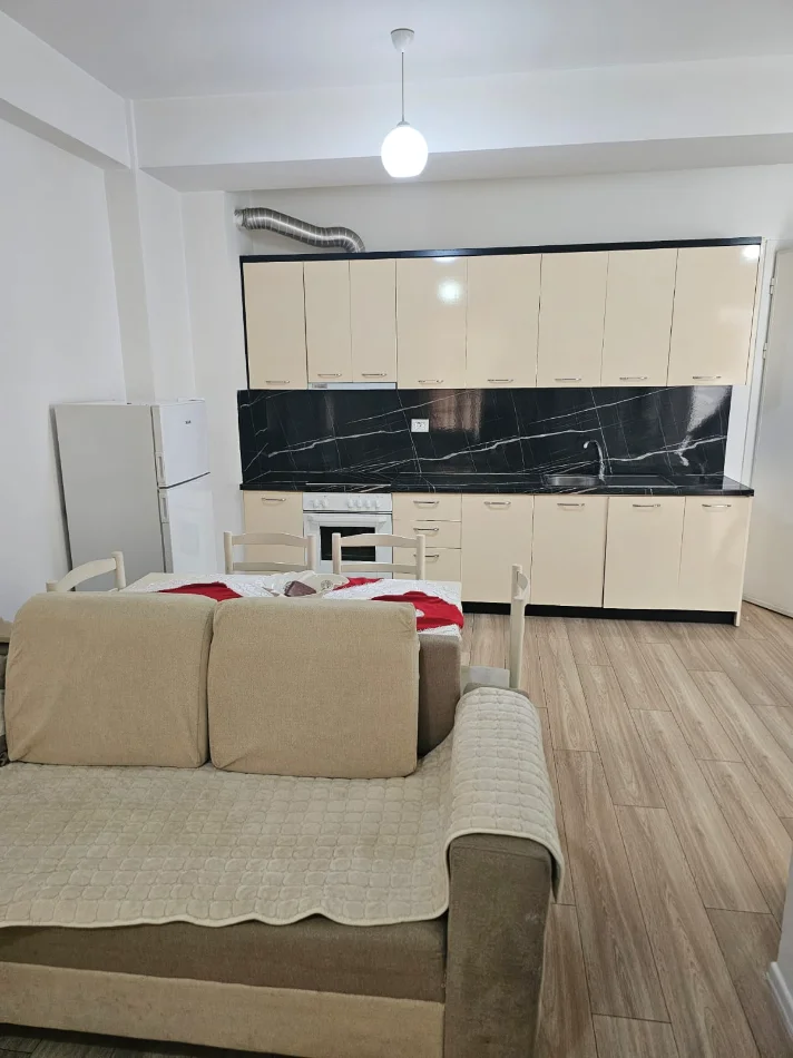 Tirane, jepet me qera apartament 2+1+Ballkon Kati 2, 75 m² 550 € (Ali Demi/Kompleksi Mangalem)