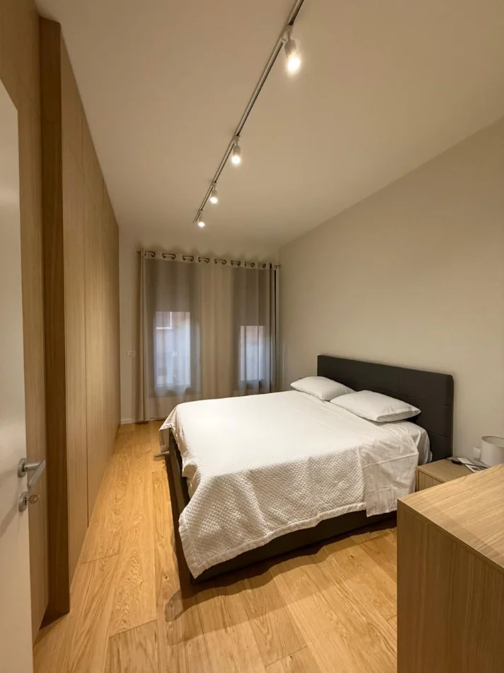 Tirane, jepet me qera apartament 2+1 , 97 m² 1.300 € 