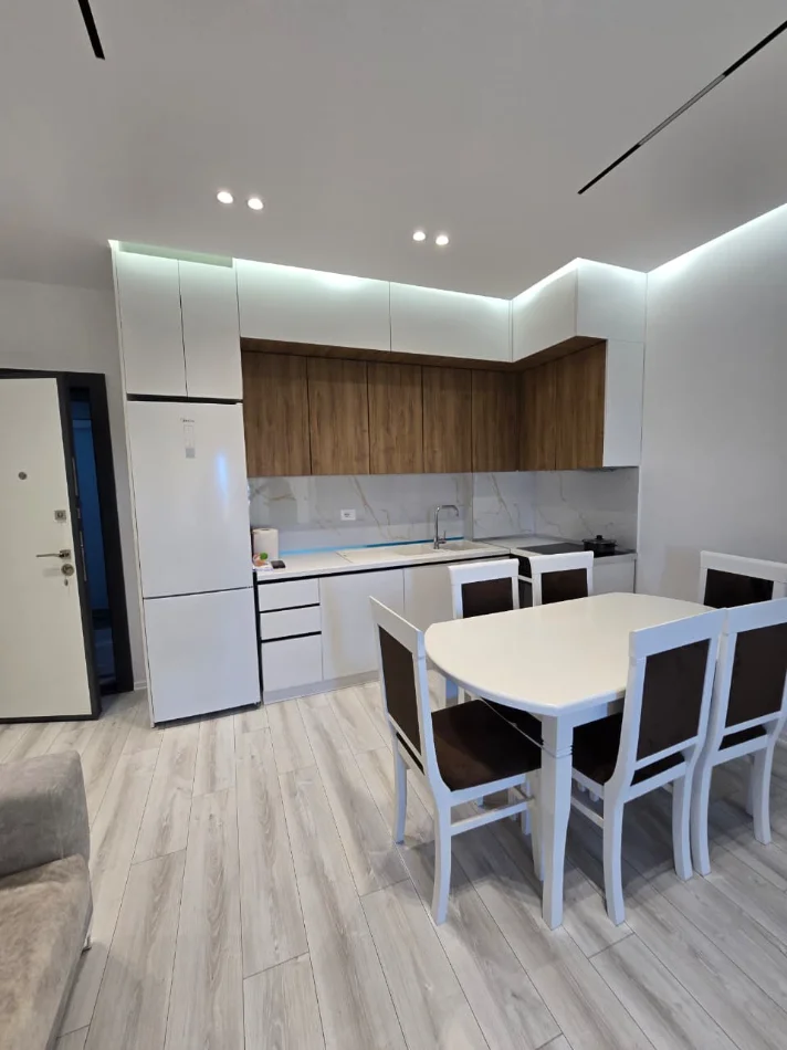 Tirane, jepet me qera apartament 1+1 , 80 m² 700 € 