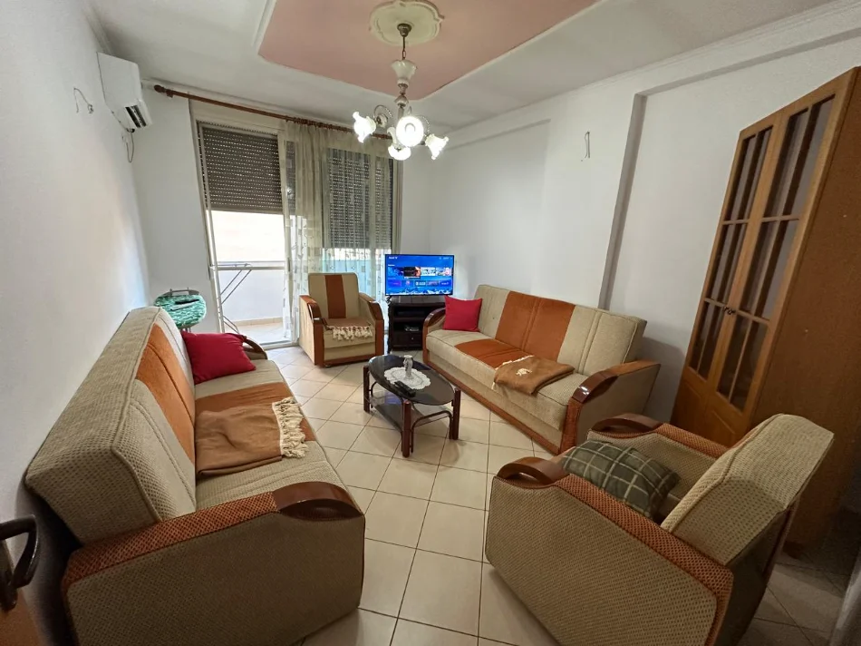 Tirane, jepet me qera apartament 1+1+Ballkon Kati 3, 65 m² 500 € (Pazari i Ri,prane Optika Roma)