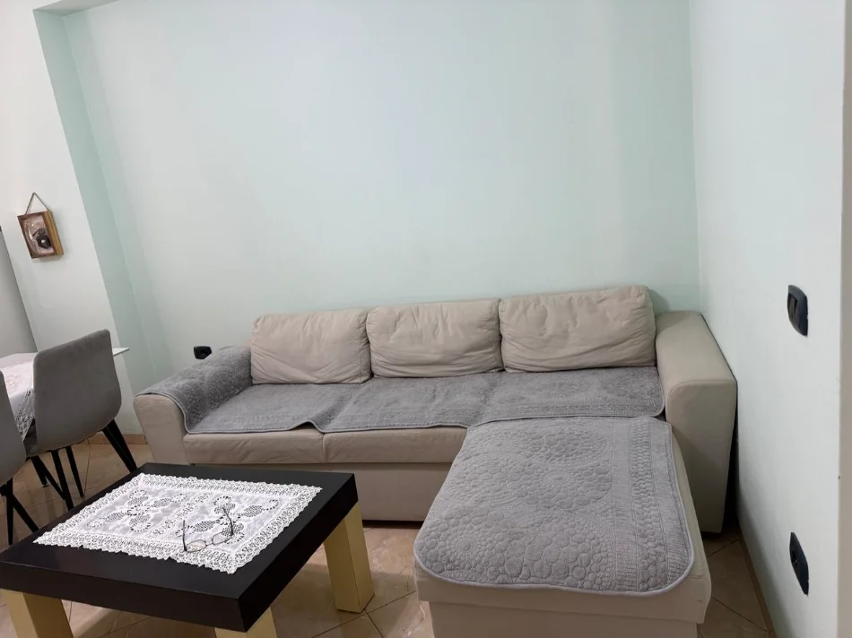 Tirane, jepet me qera apartament 2+1+Ballkon , 70 m² 500 € (Materniteti i Ri)
