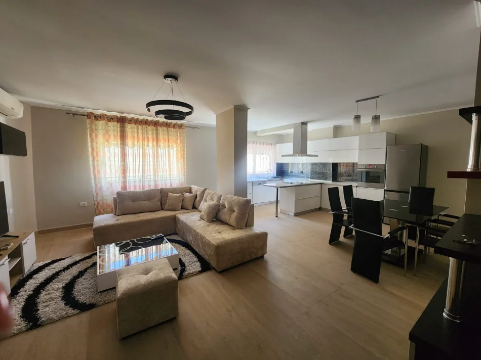 Tirane, jepet me qera apartament 2+1+Ballkon Kati 4, 110 m² 800 € (Komuna Parisit)