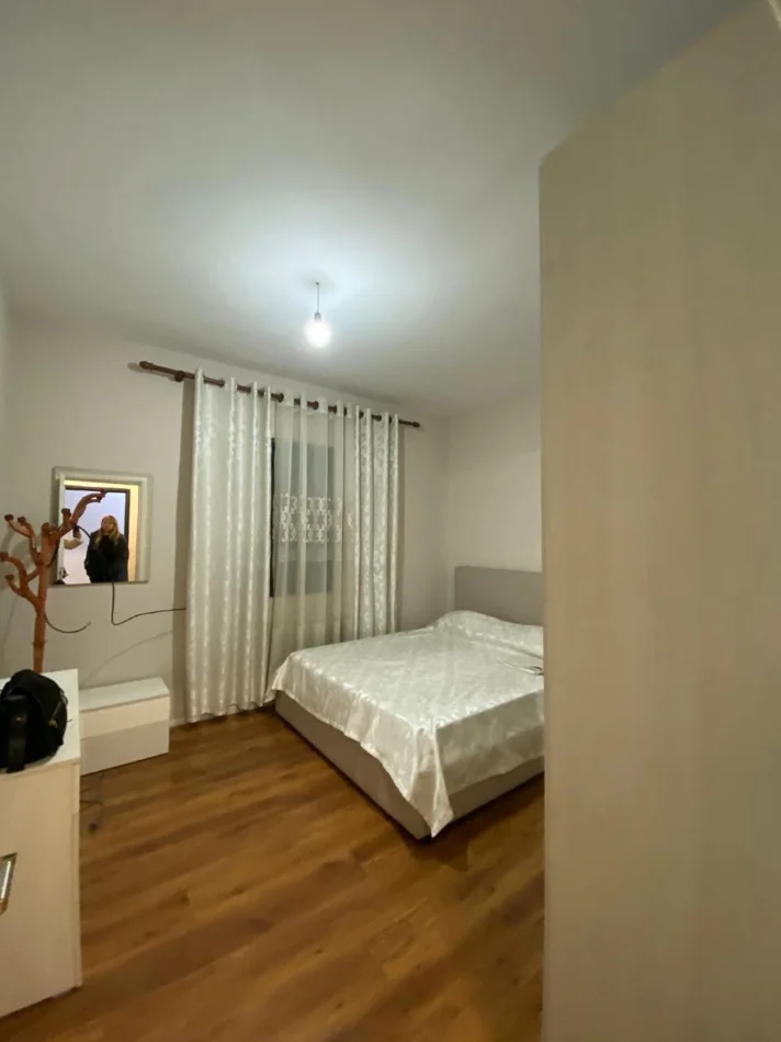 Tirane, jepet me qera apartament 1+1+Ballkon Kati 4, 65 m² 450 € (Laprake/Rr Gjergj Legisi)