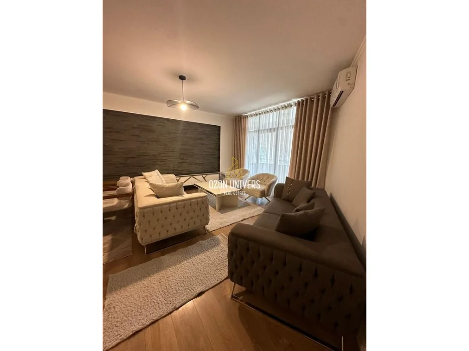 Tirane, jepet me qera apartament 2+1+Ballkon Kati 5, 127 m² 800 € (ish Hotel Roland, Astir)