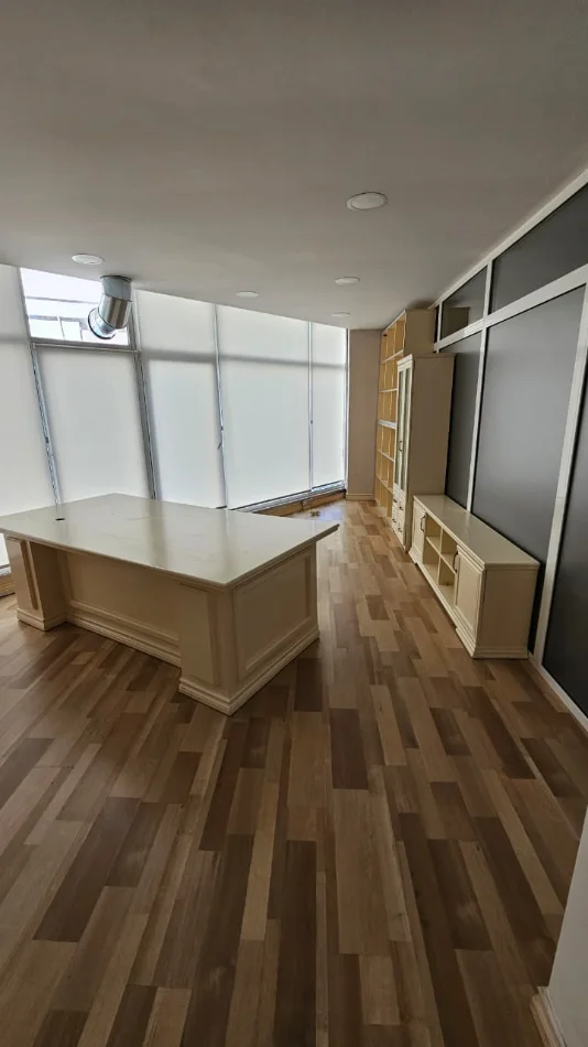 Tirane, jepet me qera zyre Kati 1, 260 m² 3.000 € (Liqeni Artificial/Rr.Shyqyri Brari)