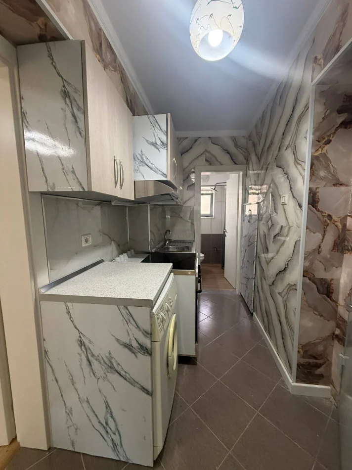 Tirane, jepet me qera apartament 1+1 Kati 2, 65 m² 500 € (Stadiumi Dinamo)