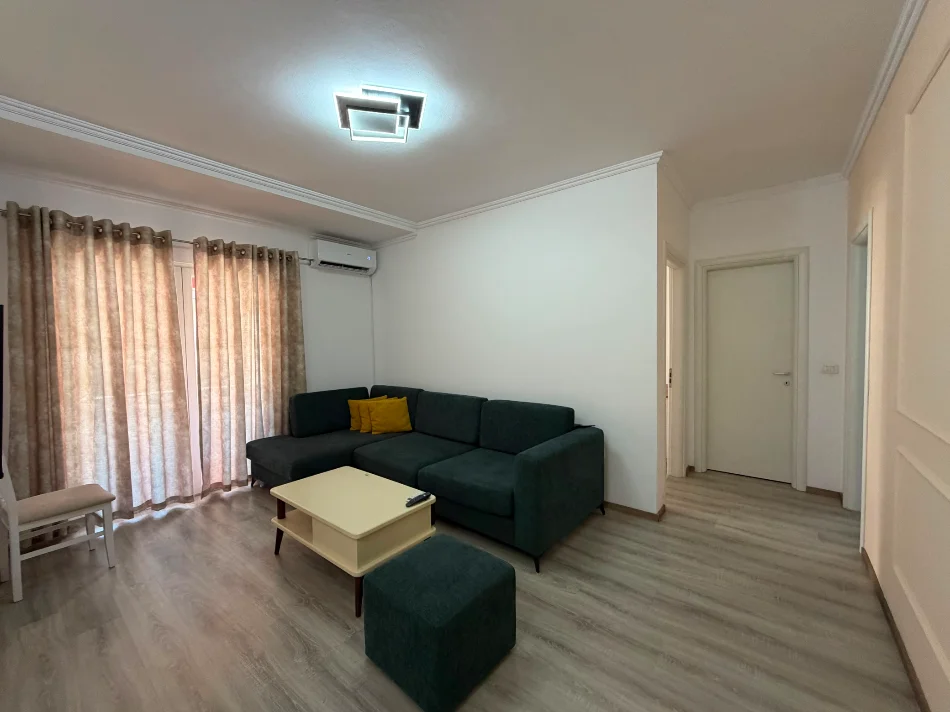 Tirane, jepet me qera apartament 1+1 Kati 4, 70 m² 500 € (Oxhaku)