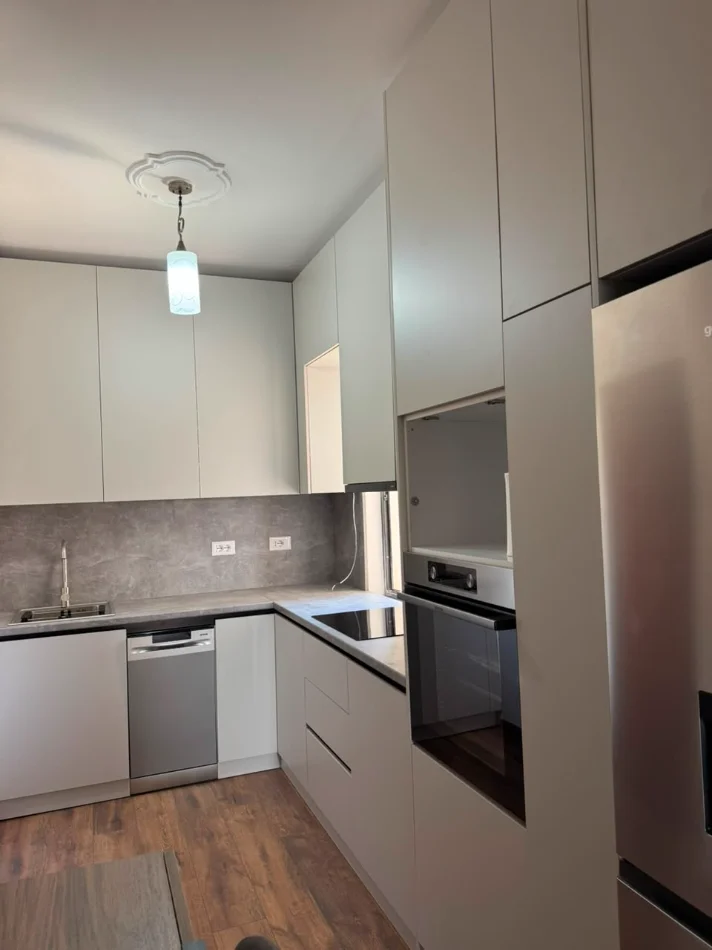Tirane, jepet me qera apartament 1+1+Ballkon Kati 4, 65 m² 550 € (Selite/Rruga Hasan Vogli)