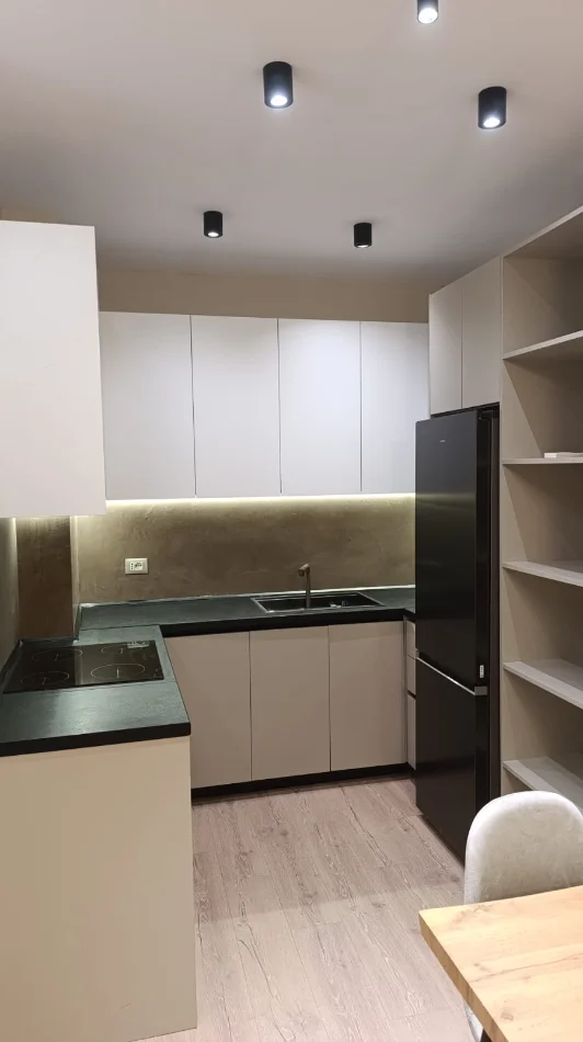 Tirane, jepet me qera apartament 1+1+Ballkon Kati 6, 74 m² 800 € (Rruga e Kavajes)