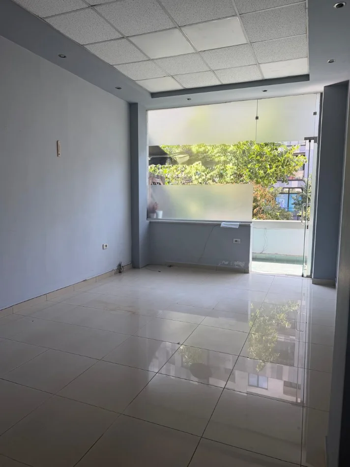 Tirane, jepet me qera ambjent biznesi Kati 2, 36 m² 400 € (Rruga e Dibres)