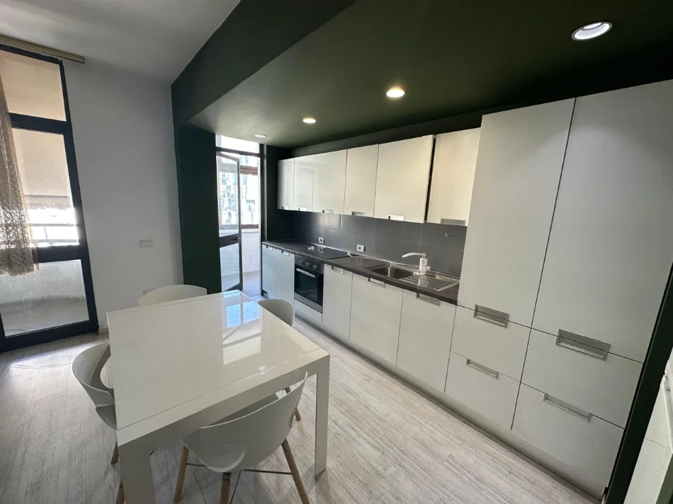 Tirane, jepet me qera apartament 2+1+Ballkon Kati 7, 100 m² 800 € (Ish Stacioni i Treni)