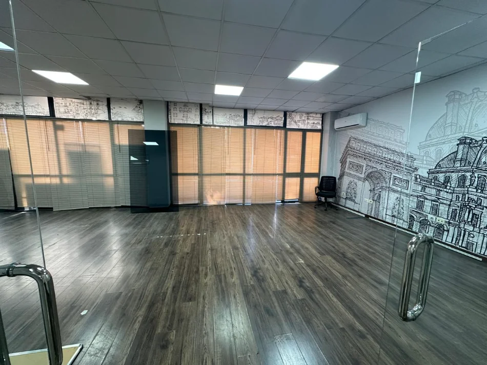 Tirane, jepet me qera ambjent biznesi Kati 1, 220 m² 2.000 € (Ish Stacioni i Treni/)