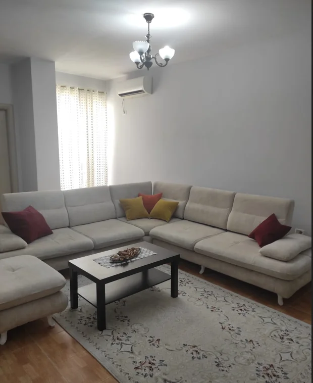 Tirane, jepet me qera apartament 1+1+Ballkon, 450 euro (Yzberisht)