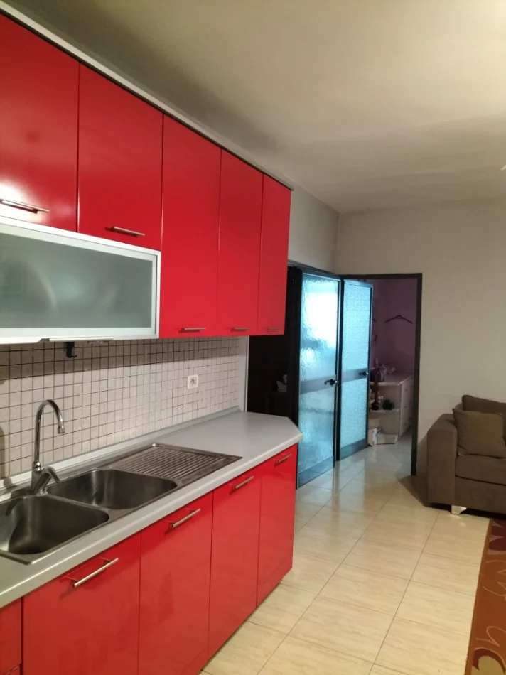 Tirane, jepet me qera apartament 2+1+Ballkon Kati 4, 85 m² 600 € (Shkolla e Kuqe/)