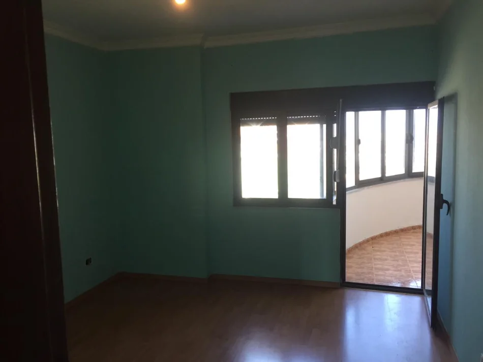 Tirane, jepet me qera apartament 3+1+Ballkon Kati 5, 130 m² 550 € (Medreseja)