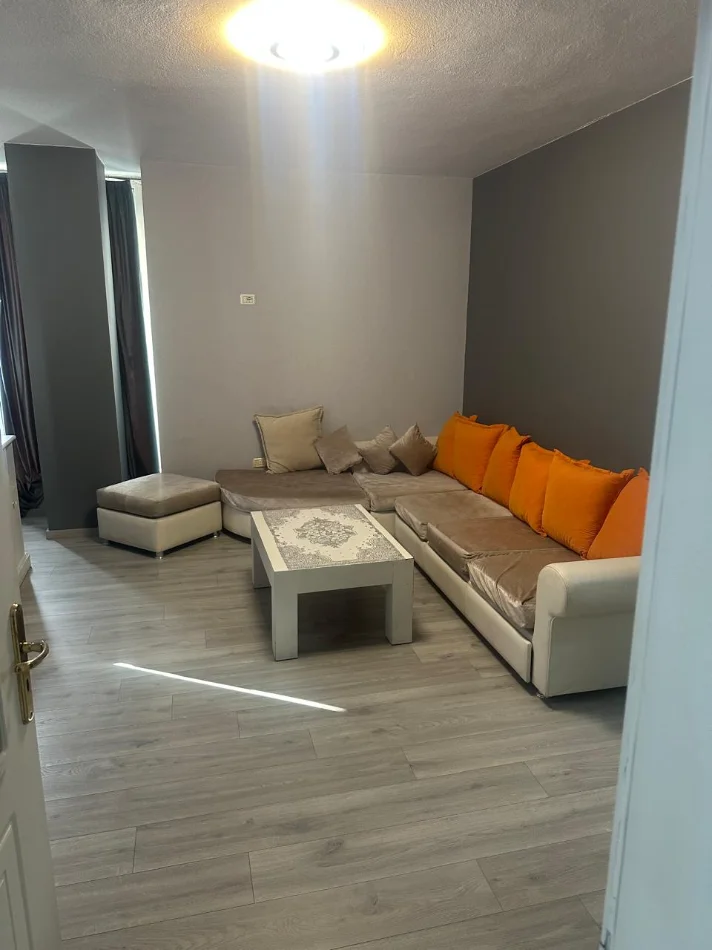 Tirane, jepet me qera apartament 2+1 , 90 m² 650 € 