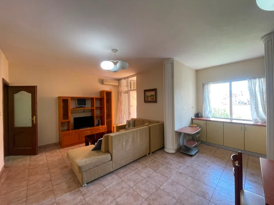 Tirane, jepet me qera apartament 1+1 Kati 5, 70 m² 700 € (Stadiumi Dinamo)