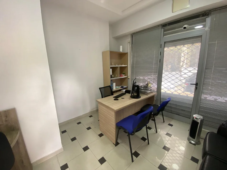 Tirane, jepet me qera zyre , 17 m² 350 € (PRANË PROKURORISË)