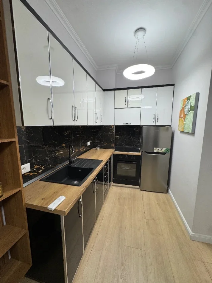 Tirane, jepet me qera apartament 1+1 , 75 m² 500 € (Rruga Teodor Keko)