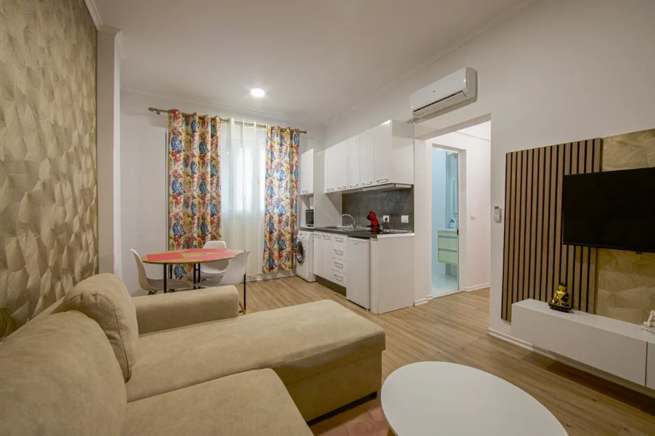 Tirane, jepet me qera apartament 1+1+Ballkon , 650 € (Sheshi Willson)