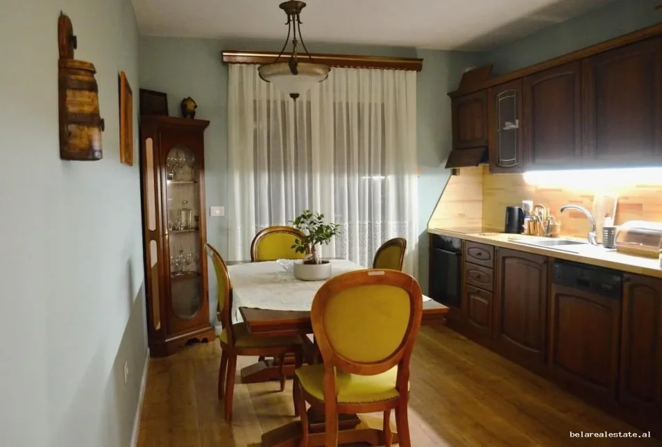 Tirane, jepet me qera apartament 2+1+Ballkon Kati 4, 100 m² 800 € (Rruga e Kavajes)