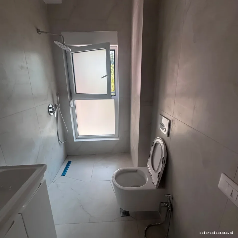 Tirane, jepet me qera apartament 1+1+Ballkon Kati 3, 64 m² 530 € (Ali Dem)