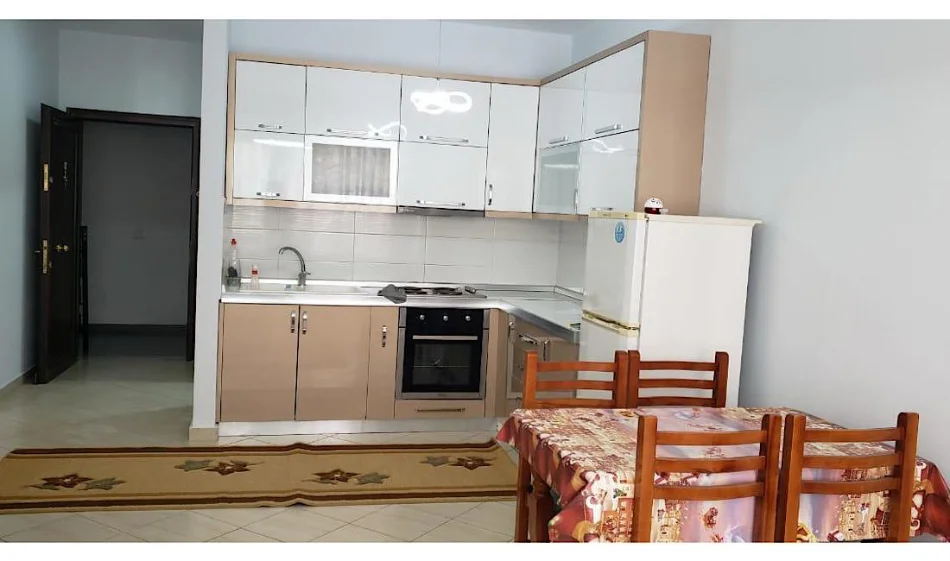 Tirane, jepet me qera 1+1 Kati 3, 65 m² 450 € 