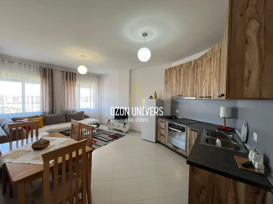 Tirane, jepet me qera apartament 1+1+Ballkon Kati 8, 70 m² 500 € (Yzberisht)