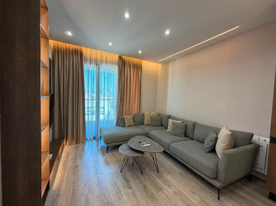 Tirane, jepet me qera apartament 1+1 Kati 3, 70 m² 800 € (Komuna e Parisit)