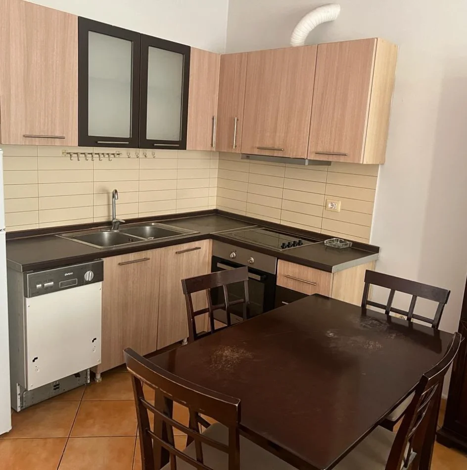 Tirane, jepet me qera apartament 1+1 , 70 m² 400 € 