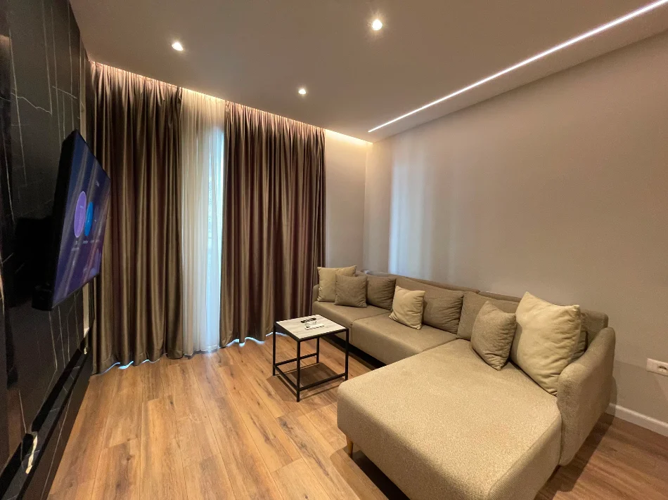 Tirane, jepet me qera apartament 1+1 Kati 1, 70 m² 800 € (Komuna e Parisit)