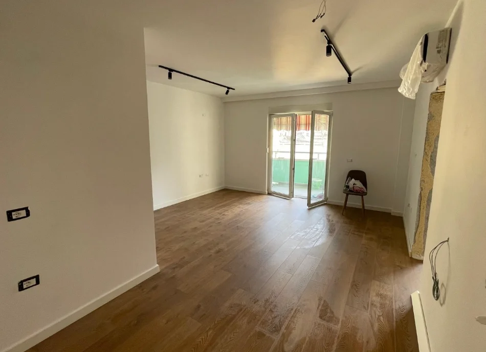 Tirane, jepet me qera zyre , 67 m² 1.000 € 